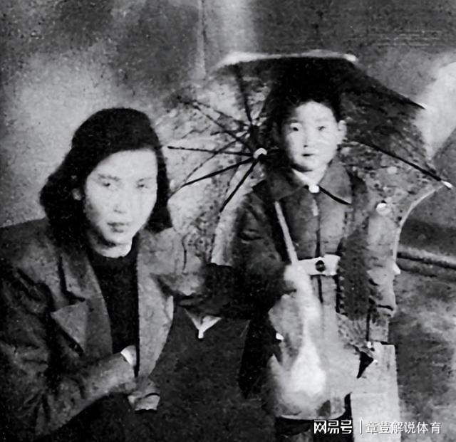 张老照片她身穿白衬衫蛮有气质贺子珍出走延安后在莫斯科的一(图2)