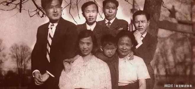 张老照片她身穿白衬衫蛮有气质贺子珍出走延