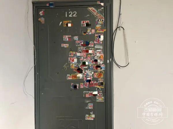 房门张贴87张“牛皮癣”！长春部分老旧小区野广告泛滥(图2)