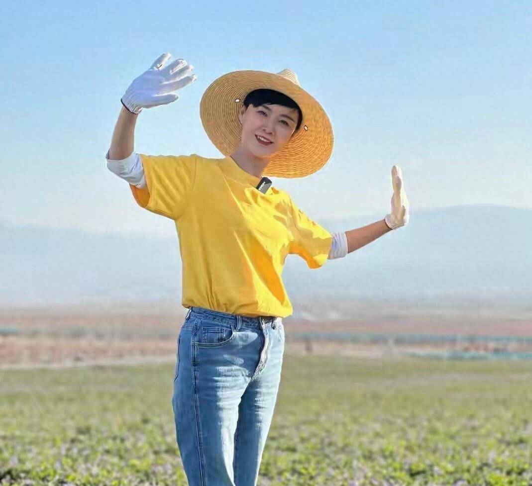 到脑干离世曾心疼司机让其提前休息疑贺娇龙司机透露去世细节：因摔(图5)