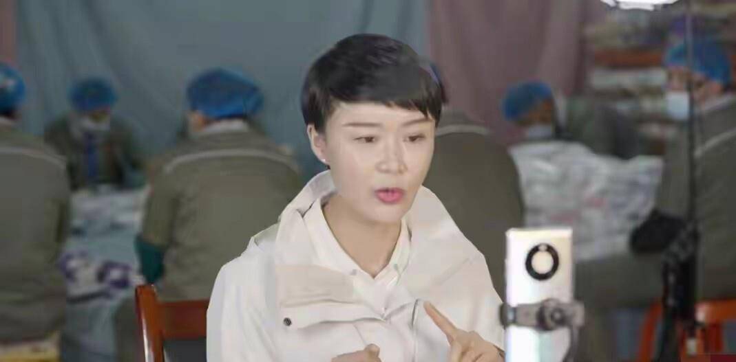 到脑干离世曾心疼司机让其提前休息疑贺娇龙司机透露去世细节：因摔(图7)