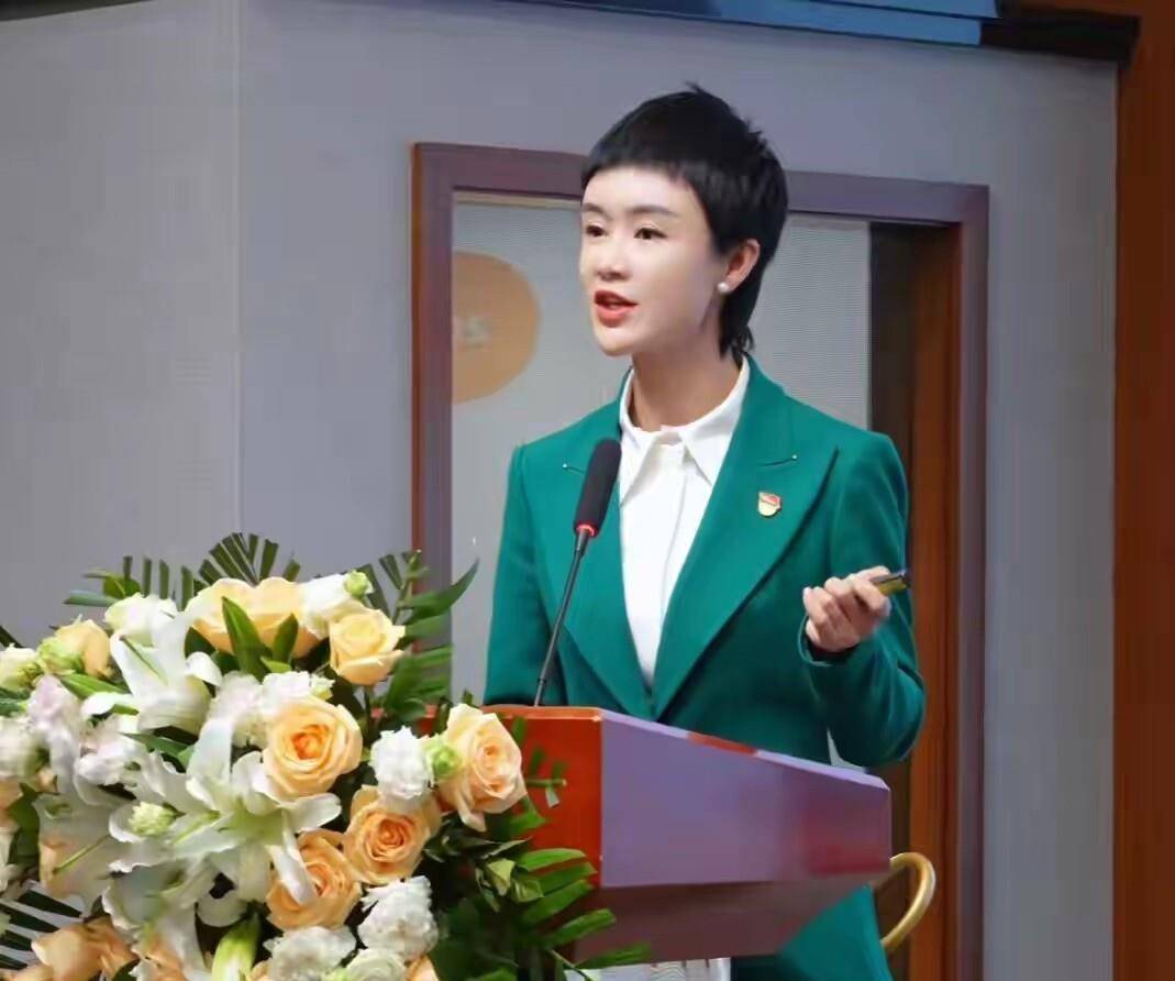 到脑干离世曾心疼司机让其提前休息疑贺娇龙司机透露去世细节：因