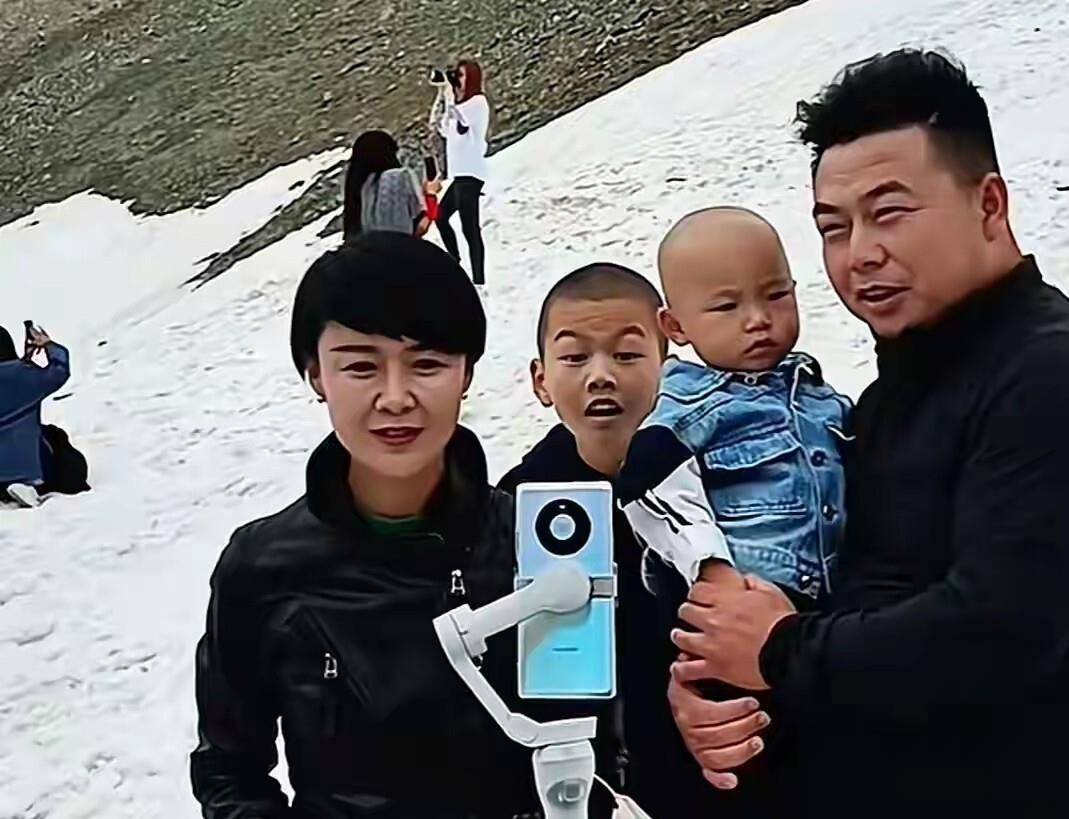 到脑干离世曾心疼司机让其提前休息疑贺娇龙司机透露去世细节：因摔(图3)